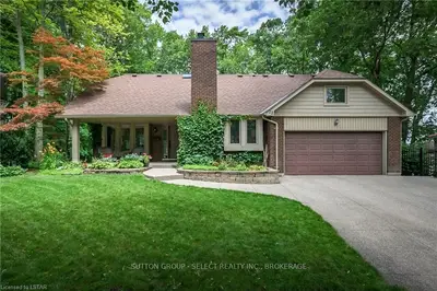 22 Oakwood Drive, London South, On N6k 2v4