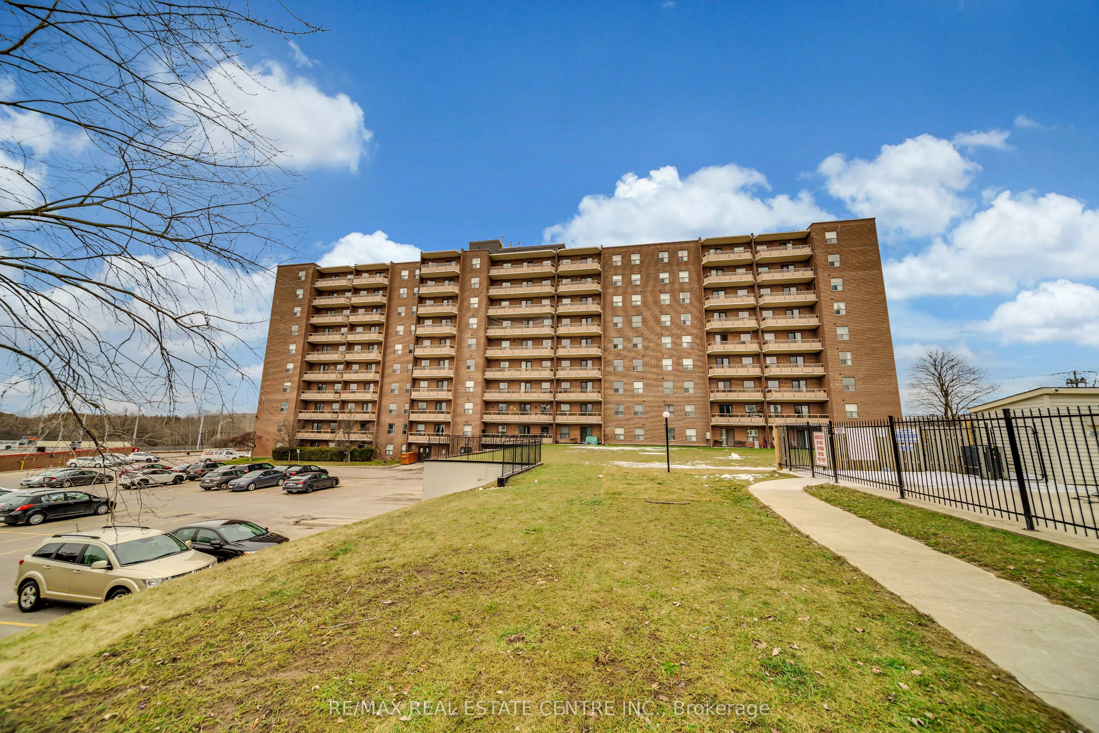 1100 Courtland Avenue E 303, Kitchener, ON N2C 2H9