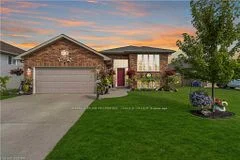 4028 APPLEWOOD Drive, Petrolia, ON N0N 1R0