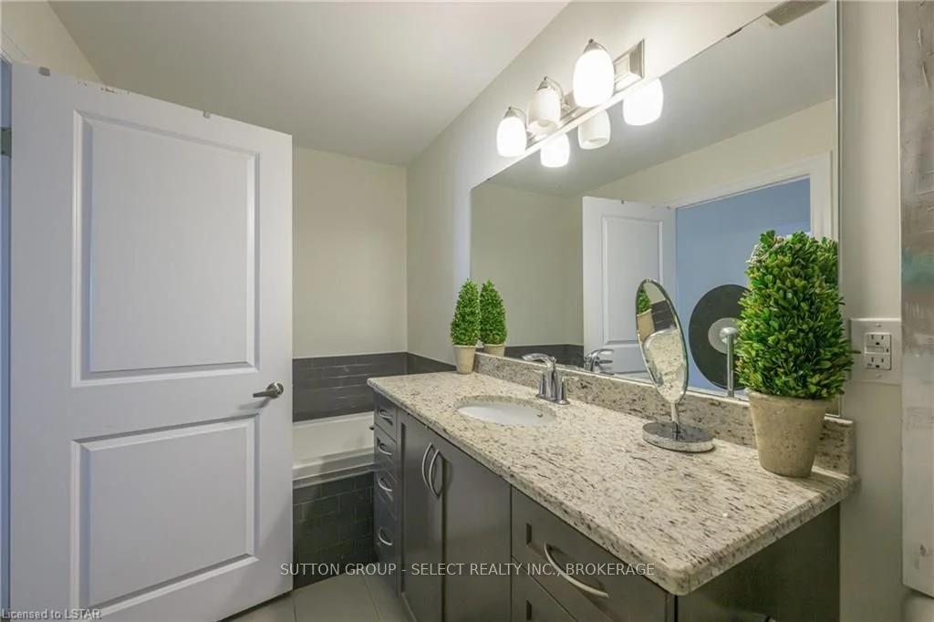 240 VILLAGEWALK Boulevard 404, London North, ON N6G 0P6