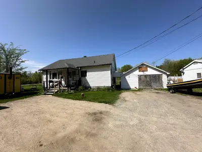 1390 Pembroke Street E, Laurentian Valley, On K8a 6w2