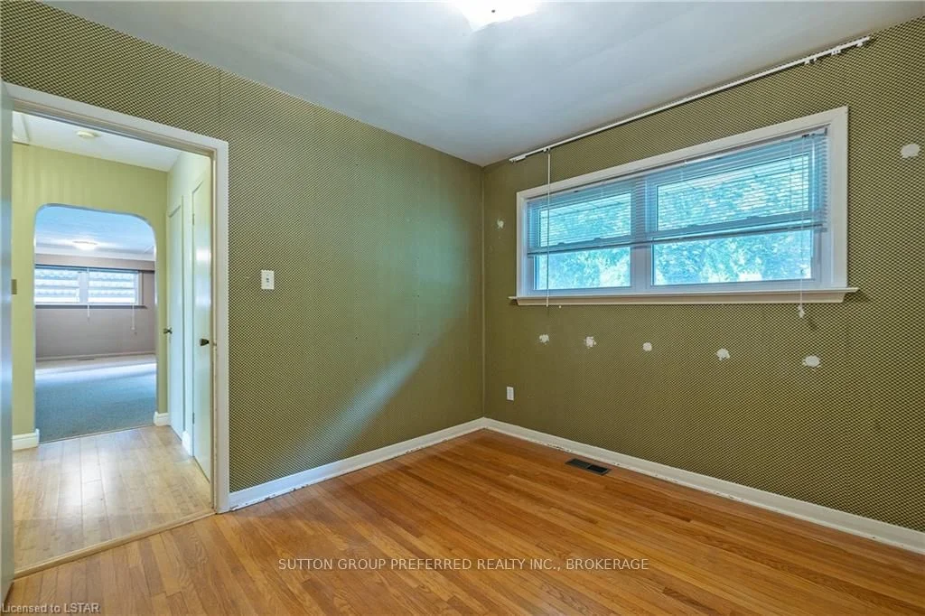 391 LYNDEN Crescent, London South, ON N6K 2J1