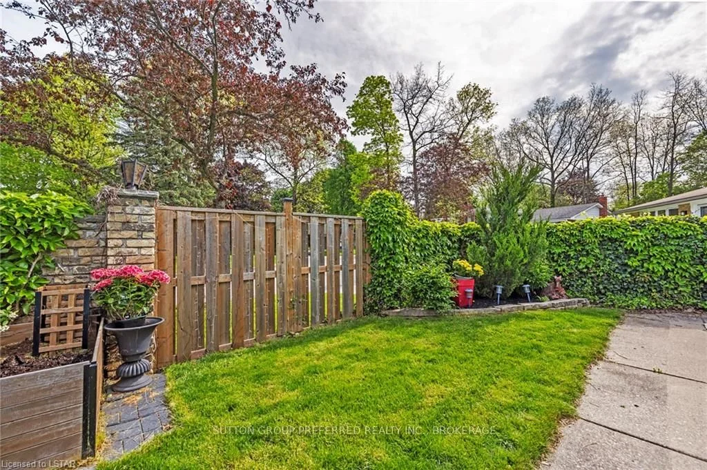 18 BLUE RIDGE Crescent, London South, ON N6K 2X1