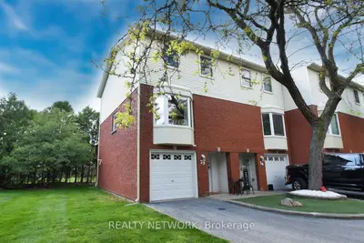 Condo Townhouse in Grimsby