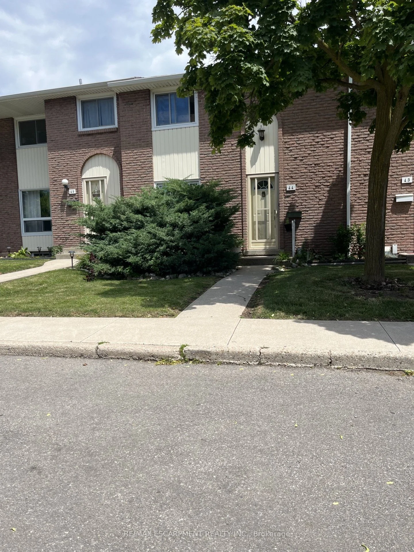 Condo Townhouse in Hamilton