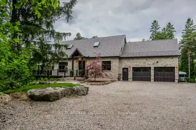 Detached in Puslinch