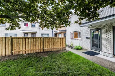 Condo Townhouse in Cobourg