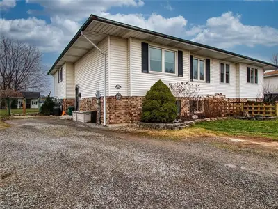 22 Pioneer Village Crescent, Thorold, On L2v 4j8