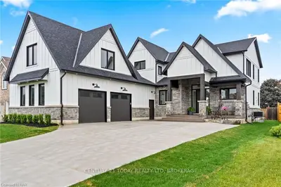 16 Green Meadow Crescent, Welland, On L3c 6x3