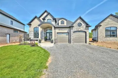 2768 ARROWSMITH Court, Fort Erie, ON L0S 1S0