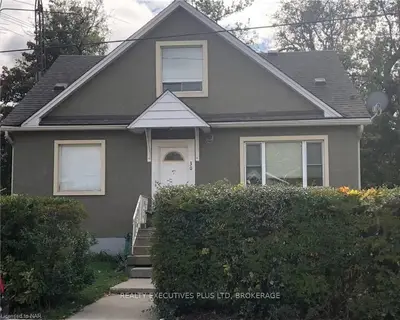 30 Chetwood Street 1, St. Catharines, On L2s 1k2