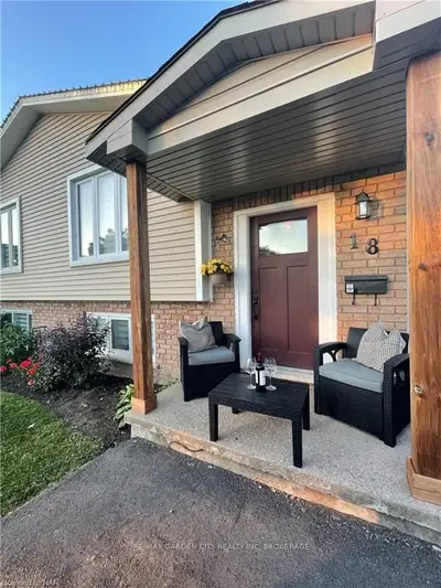 18 RAINBOW Court, Welland, ON L3C 6R3