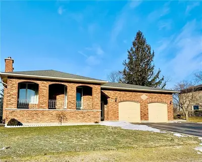 15 Oxford Boulevard, Port Colborne, ON L3K 5C8