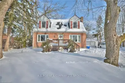 16 PARKDALE Place, Welland, ON L3C 4H2