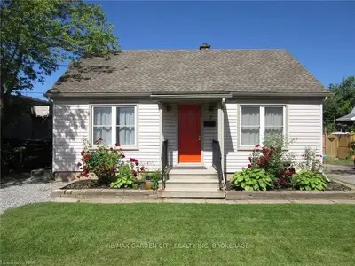 3 CARLTON Avenue, Welland, ON L3C 1P8