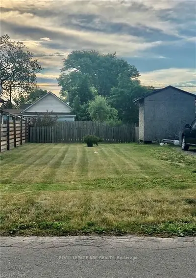 E/s Knoll Street, Port Colborne, On L3k 5a6