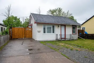 405 CALAIS Street, Welland, ON L3B 4W2