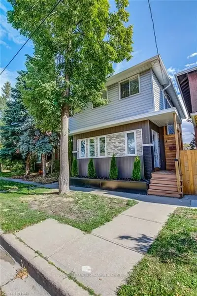 4 HENRY Street, St. Catharines, ON L2R 5T1