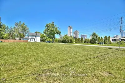 5683 Dunn Street, Niagara Falls, On L2g 2n8