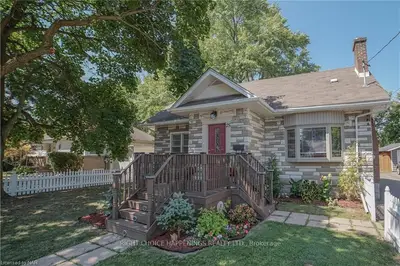 25 CARLTON Avenue, Welland, ON L3C 1P8