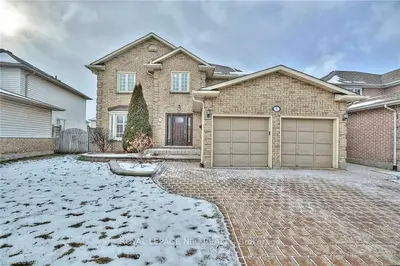 7 CRYSLER Crescent, Thorold, ON L2V 5A2