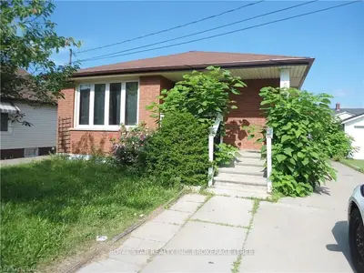 Detached in Niagara Falls