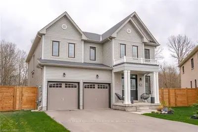 7999 BUCKEYE Crescent, Niagara Falls, ON L2H 0N9