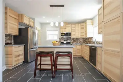 81 WOODLAND Avenue, St. Catharines, ON L2R 5A4