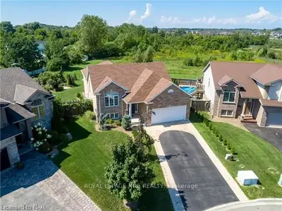 83 MICHELLE Court, Welland, ON L3C 0A2