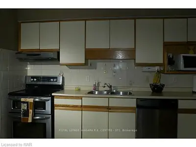 28 INGLEWOOD Court, Grimsby, ON L3M 4S2