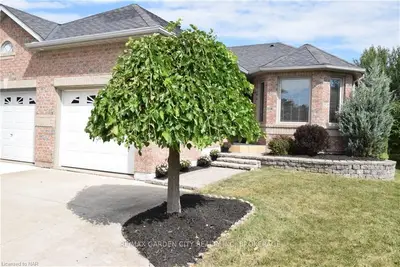 18 JACKSON Court W, Welland, ON L3C 7G2