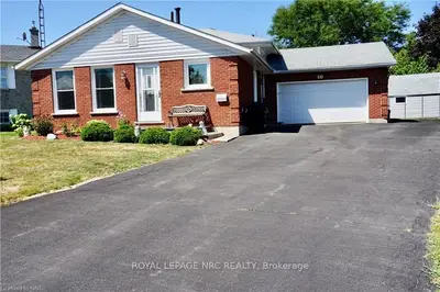 60 LARCHWOOD Circle, Welland, ON L3C 6T2