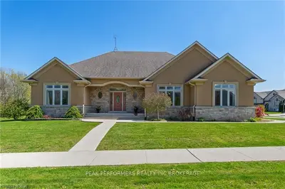 10 STORMM Court, Welland, ON L3C 7N6