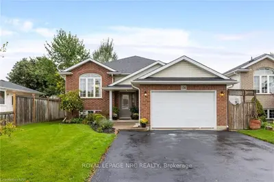 156 LARCHWOOD Circle, Welland, ON L3C 6T3