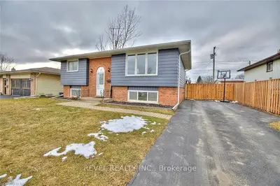11 Colonial Street, Welland, ON L3C 5W6