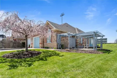 211 St. Lawrence Drive, Welland, On L3c 7h6