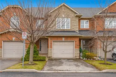 163 Livingston Avenue 30, Grimsby, On L3m 5s8