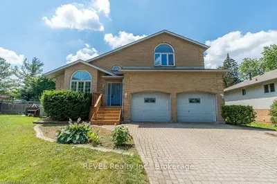 15 VILLAGE Court, Welland, ON L3C 6K4