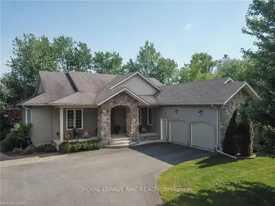 1715 KINGSTON Road, Fort Erie, ON L2A 5M4