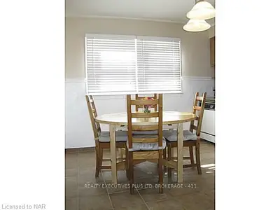 7001 DORCHESTER Road, Niagara Falls, ON L2G 5V5