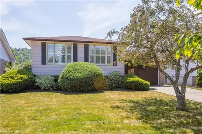10 CHELTONWOOD Court, Hamilton, ON L8G 3Z2