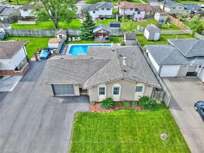 23 Woodgate Drive, Welland, ON L3C 3H5