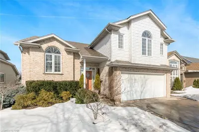 135 REDWOOD Court, Welland, ON L3C 7G7