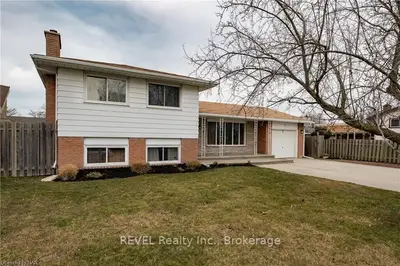 7 Sherwood Forest Trail, Welland, ON L3C 5X7