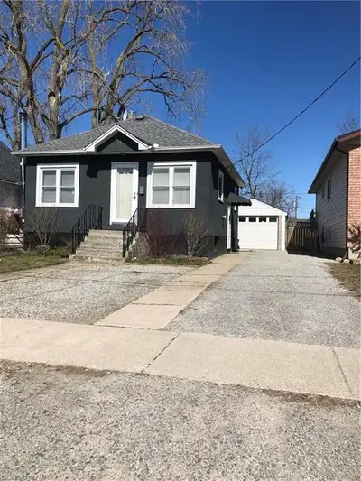 15 CHETWOOD Street, St. Catharines, ON L2S 1J9