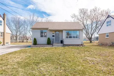 7102 DELL Avenue, Niagara Falls, ON L2G 4W3