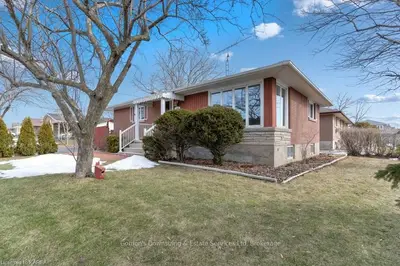 19 Sherwood Avenue, Loyalist, On K7n 1n3