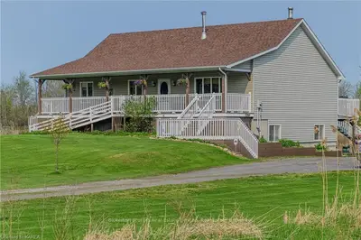 942 County Rd 2, Front Of Leeds & Seeleys Bay, On, K0e 1l0