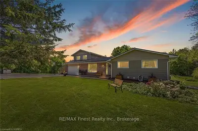 102 Reynolds Road, Front Of Leeds & Seeleys Bay, On K0e 1l0