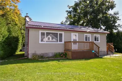 9 Centre Street, Lansdowne Village, On K0e 1l0